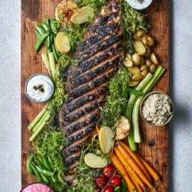 Bar grillé avec dips et accompagnements méditerranéens